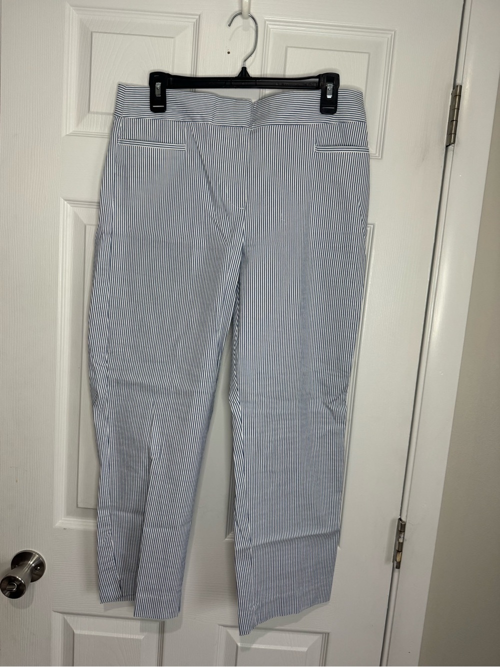 Ann Taylor Factory Navy and White seersucker  Cropped Dress Pants
